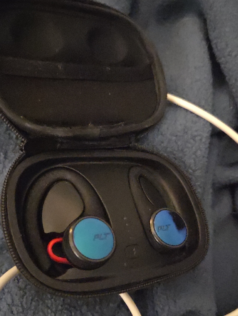 Plantronics (PLT) Earbuds with Case - Picture 2 of 4